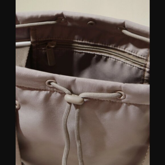 NWOT BEYOND YOGA Convertible Gym Bag Backpack Tote in Birch Retail Price $80.00 - Picture 6 of 13